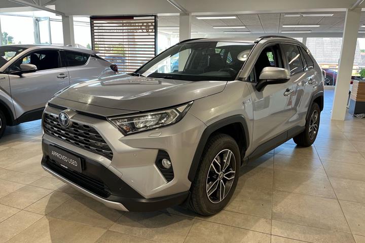 Grå Toyota RAV4 fra 2020 set udefra