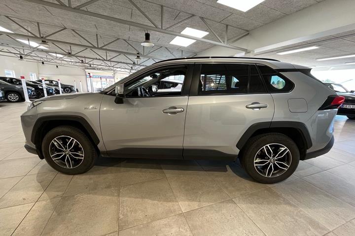 Grå Toyota RAV4 fra 2020