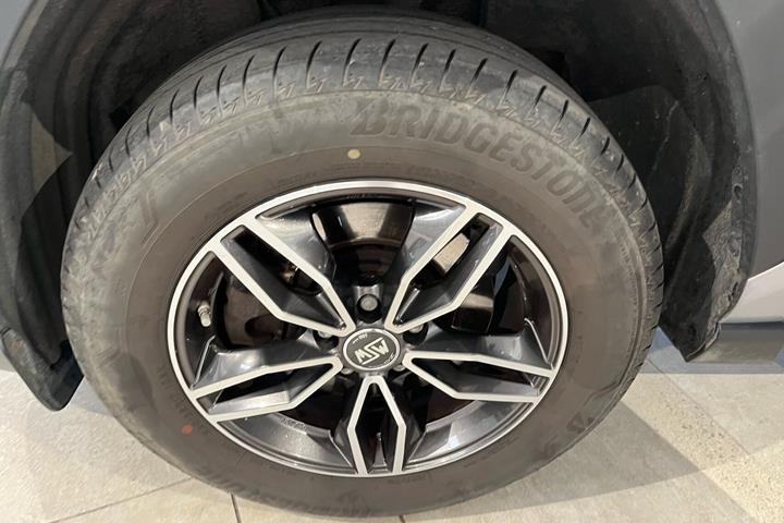 Grå Toyota RAV4 fra 2020