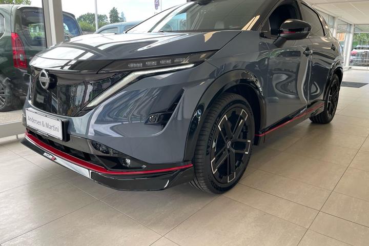 Grå Nissan Ariya fra 2026 set udefra