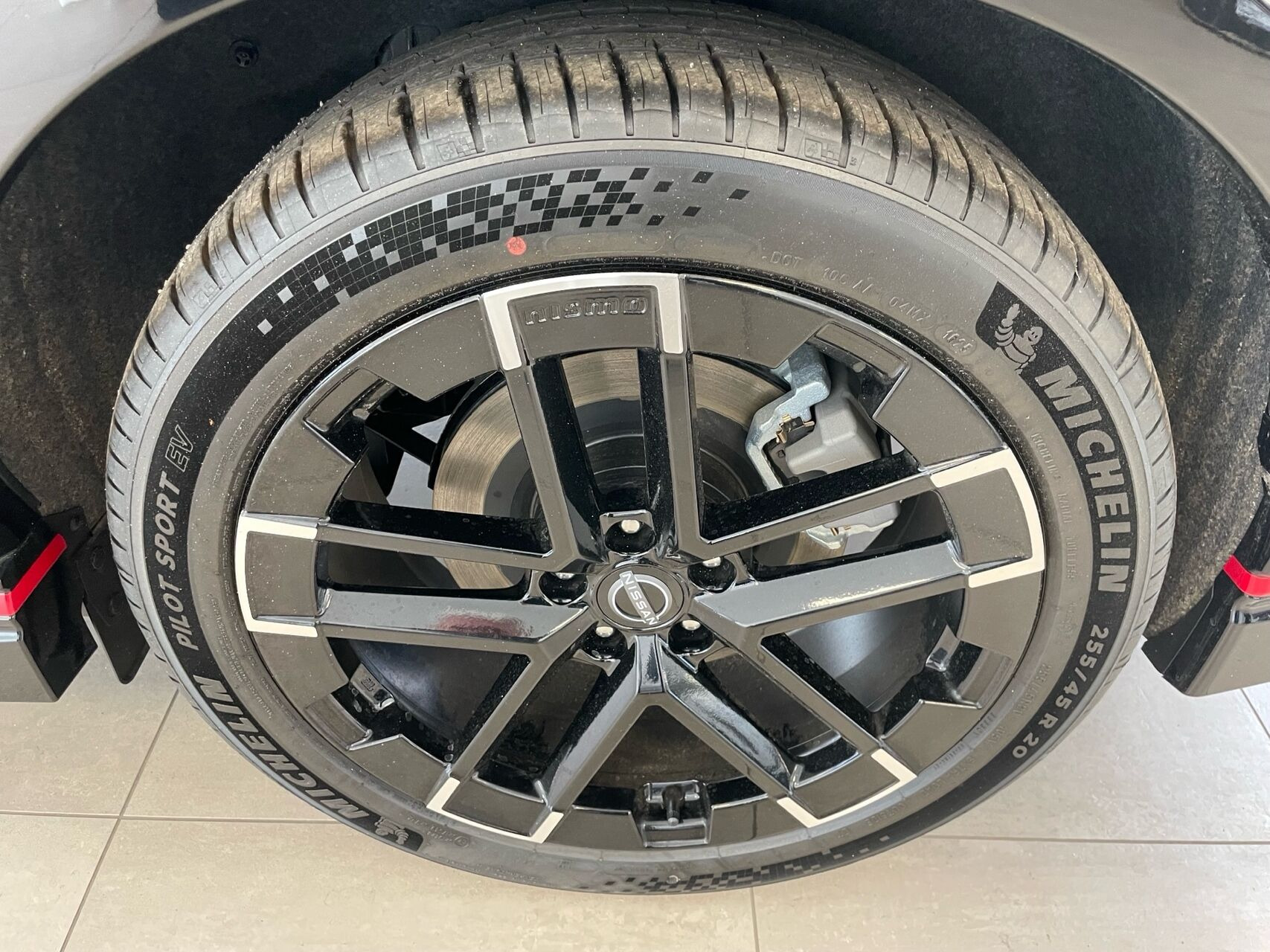 Grå Nissan Ariya fra 2026