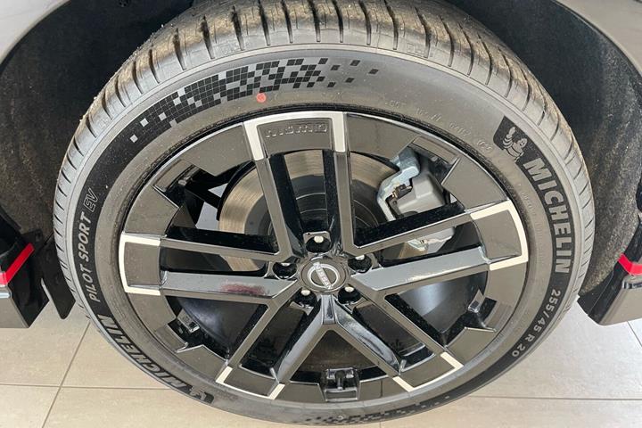 Grå Nissan Ariya fra 2026