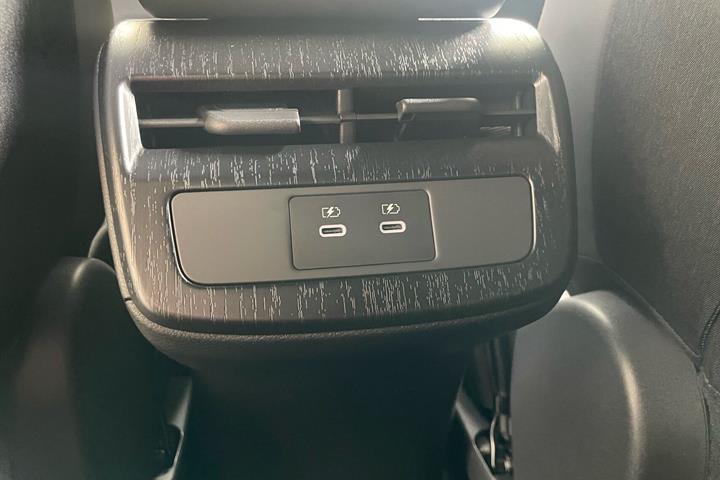 Grå Nissan Ariya fra 2026