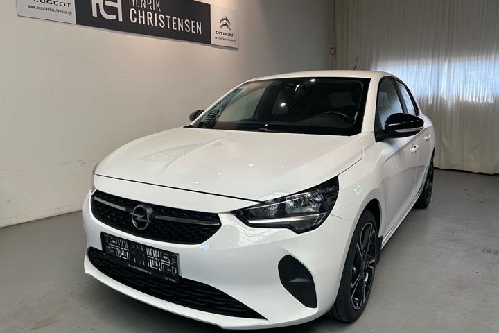 Hvid Opel Corsa fra 2023 set udefra