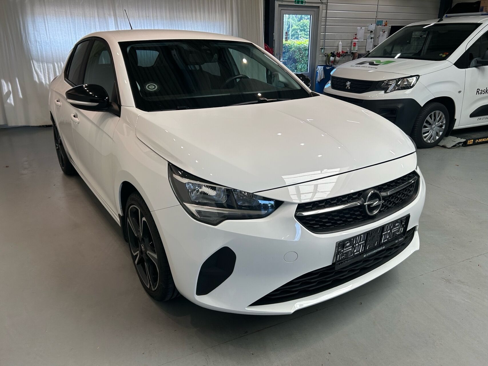 Hvid Opel Corsa fra 2023