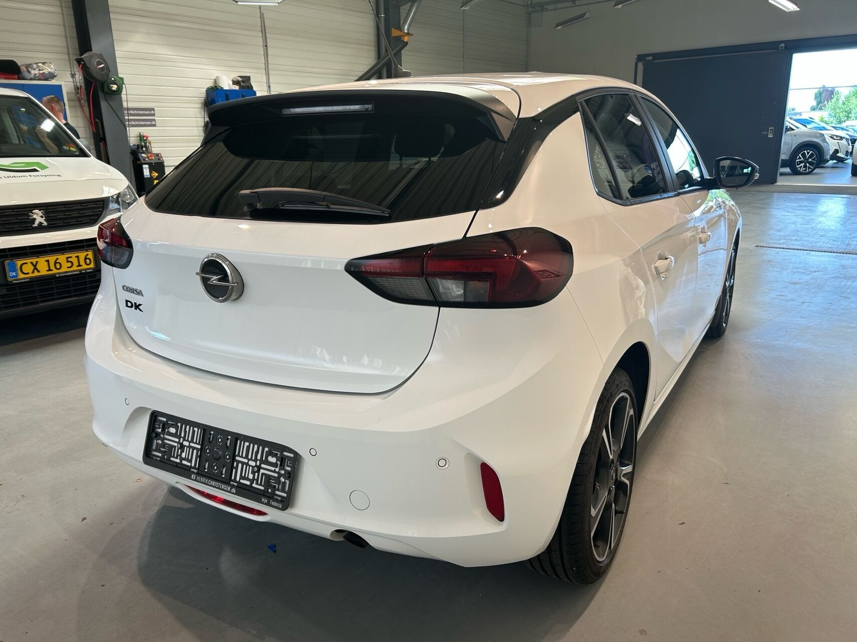 Hvid Opel Corsa fra 2023