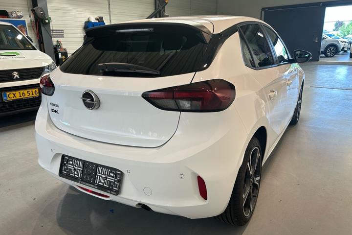 Hvid Opel Corsa fra 2023