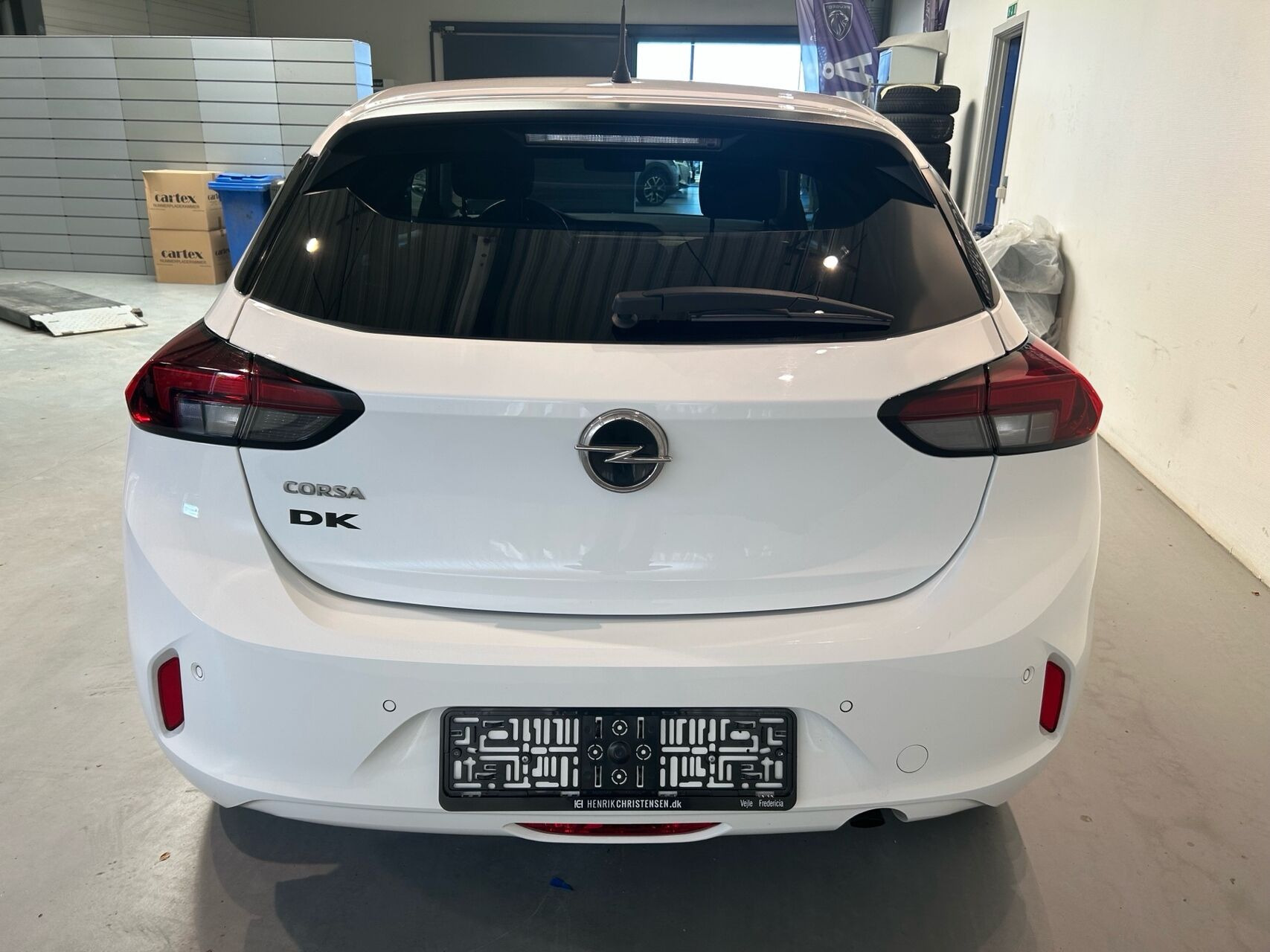 Hvid Opel Corsa fra 2023