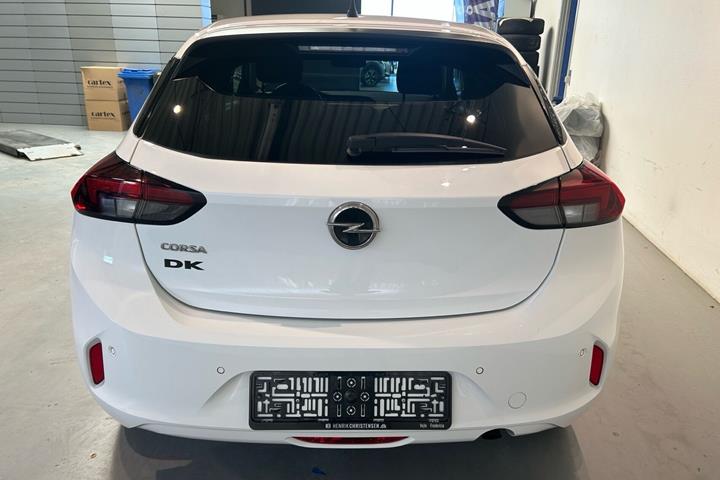Hvid Opel Corsa fra 2023