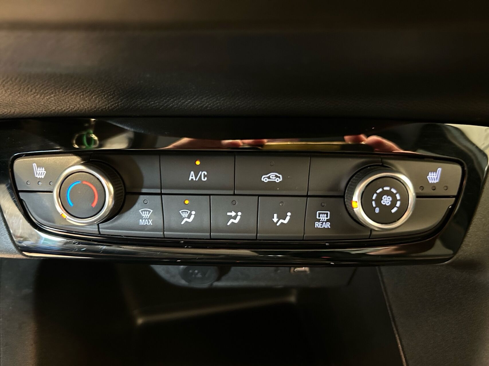 Hvid Opel Corsa fra 2023