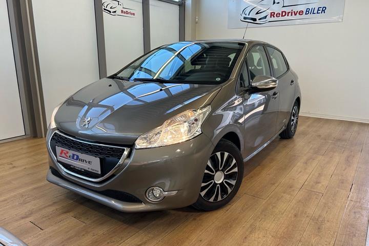 Beige Peugeot 208 fra 2013 set udefra