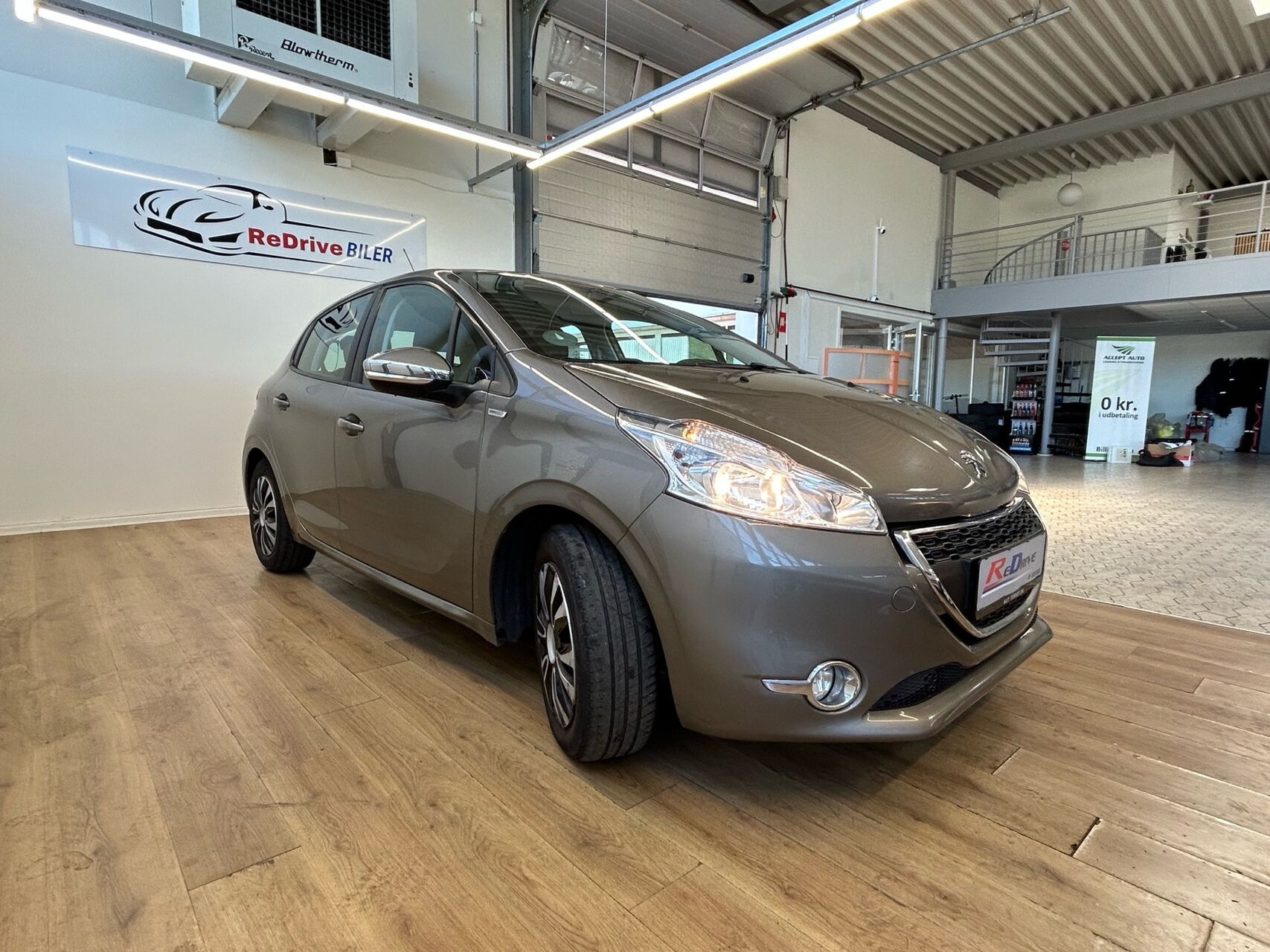 Beige Peugeot 208 fra 2013