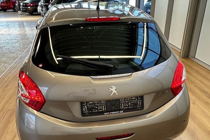 Beige Peugeot 208 fra 2013