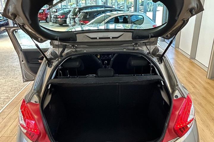 Beige Peugeot 208 fra 2013