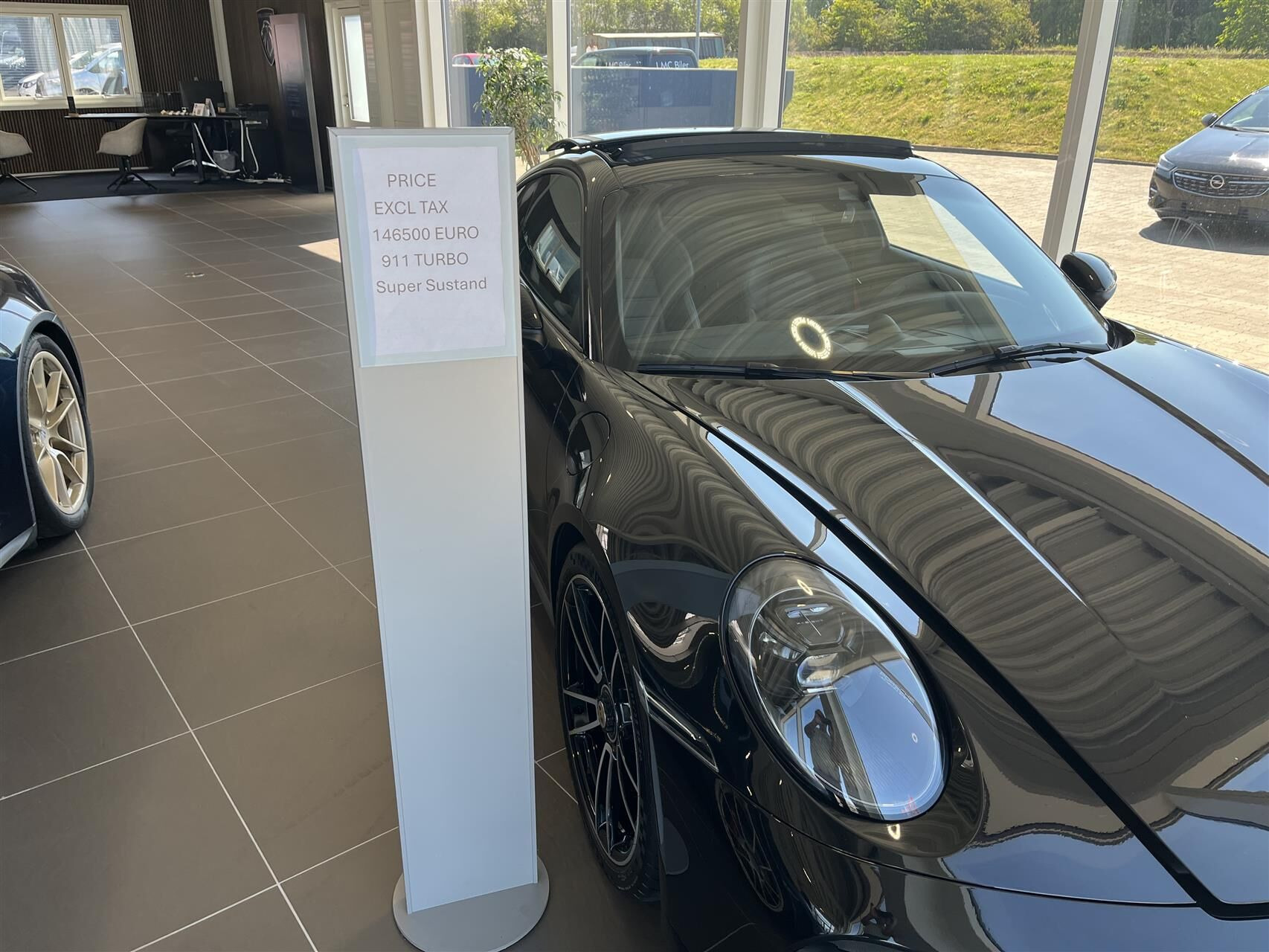 Sort Porsche 911 fra 2020