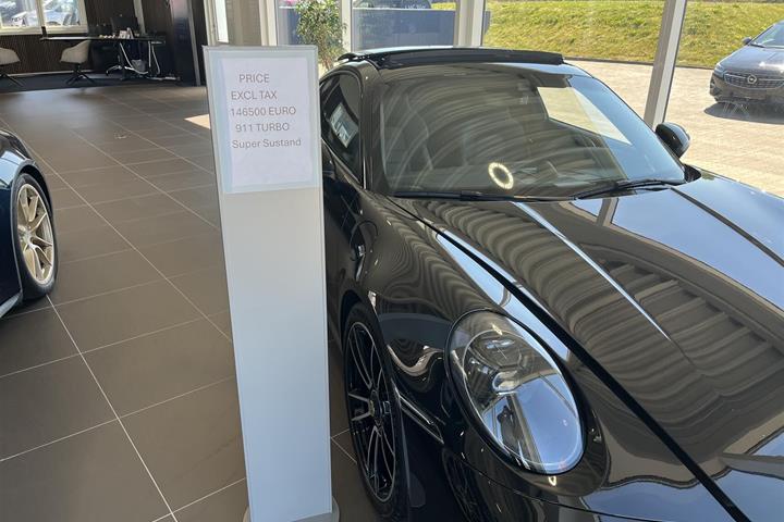 Sort Porsche 911 fra 2020