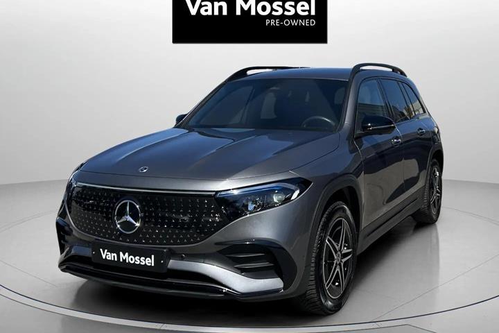Grå Mercedes EQB 250+ fra 2025 set udefra