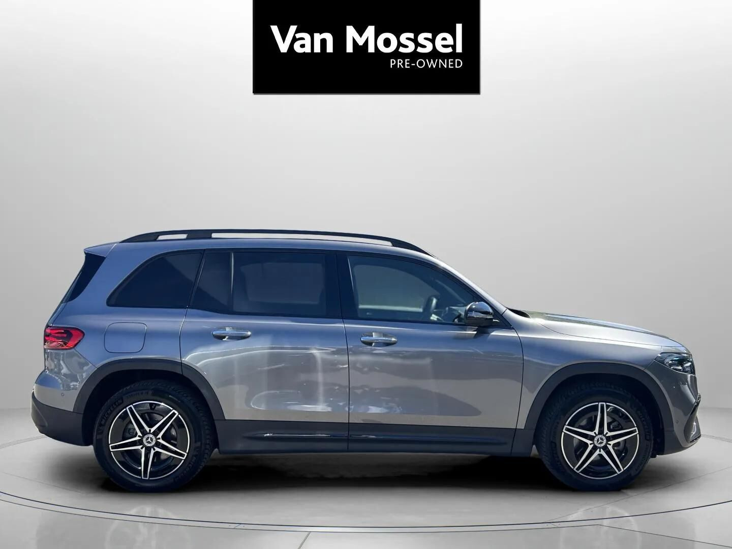 Grå Mercedes EQB 250+ fra 2025