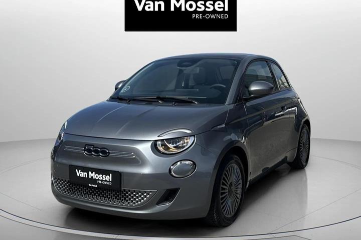 Grå Fiat 500e fra 2023 set udefra