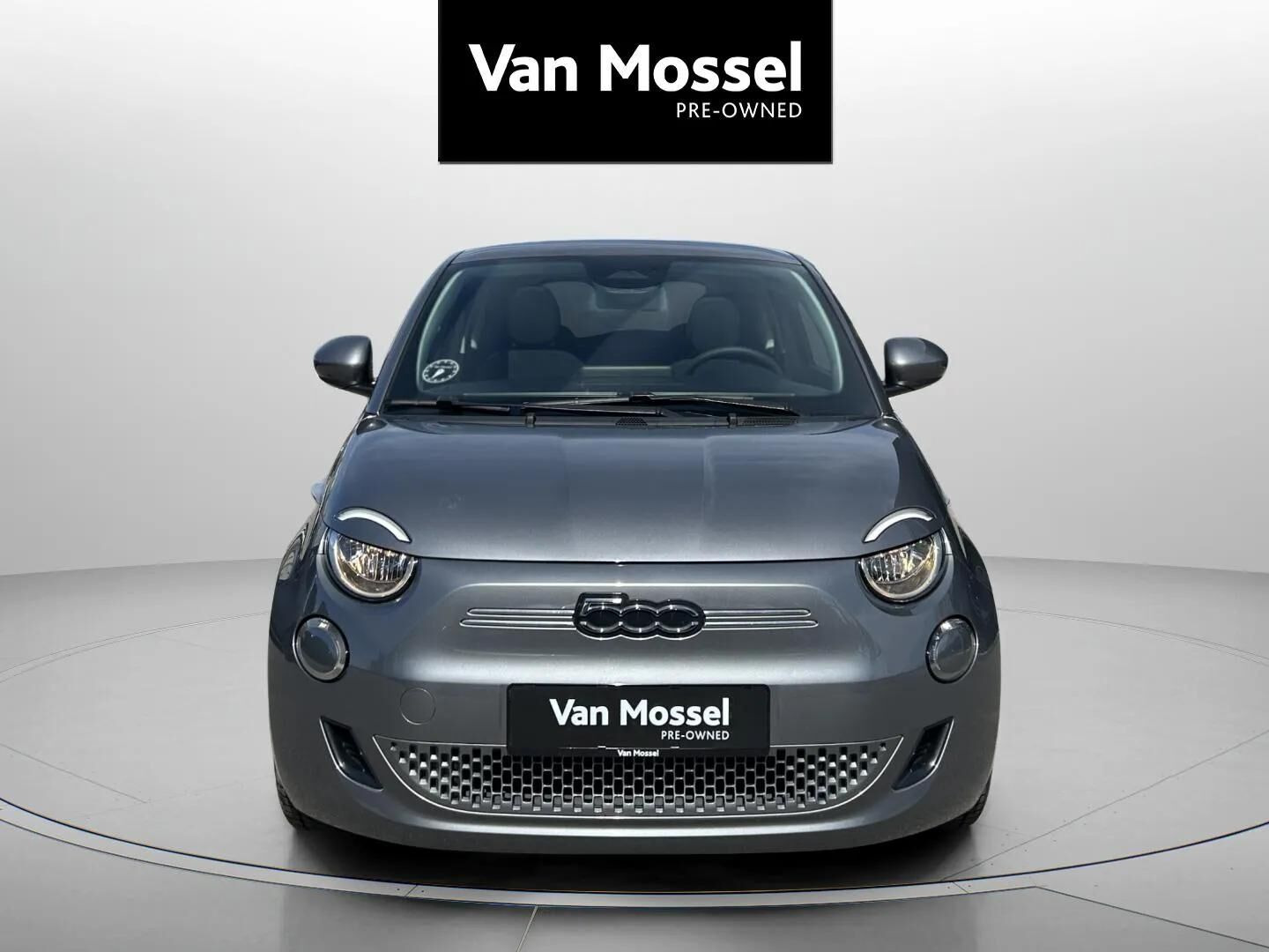 Grå Fiat 500e fra 2023