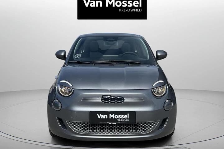 Grå Fiat 500e fra 2023
