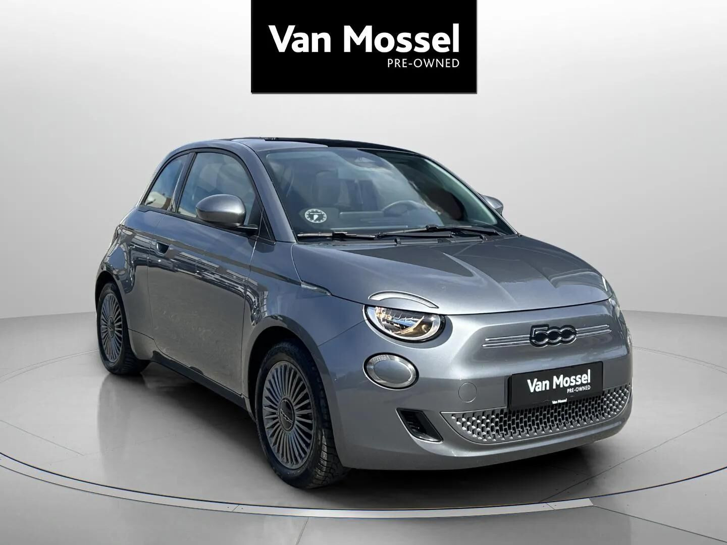 Grå Fiat 500e fra 2023