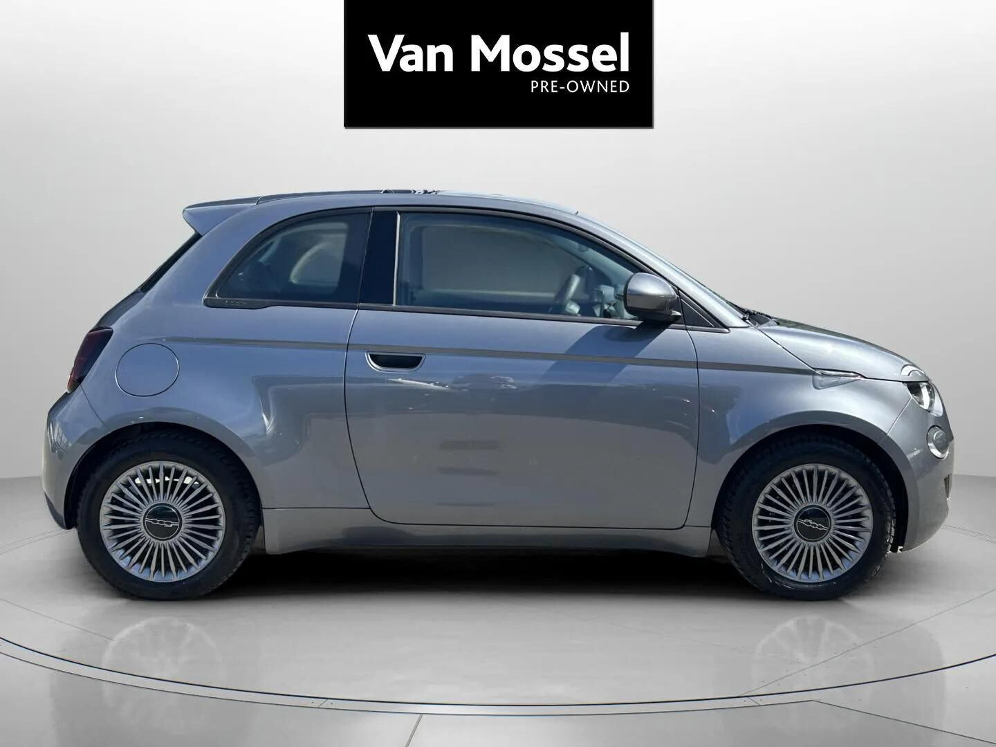 Grå Fiat 500e fra 2023