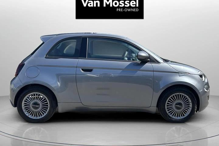 Grå Fiat 500e fra 2023