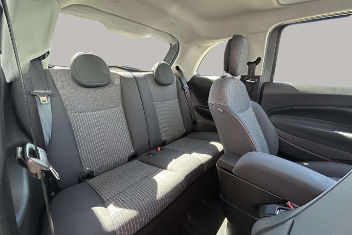 Grå Fiat 500e fra 2023