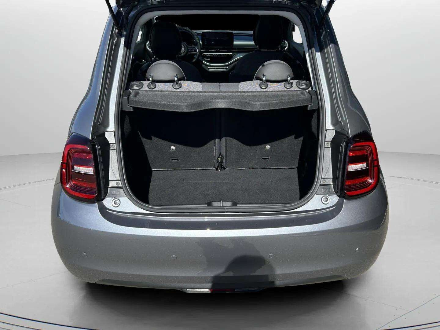 Grå Fiat 500e fra 2023