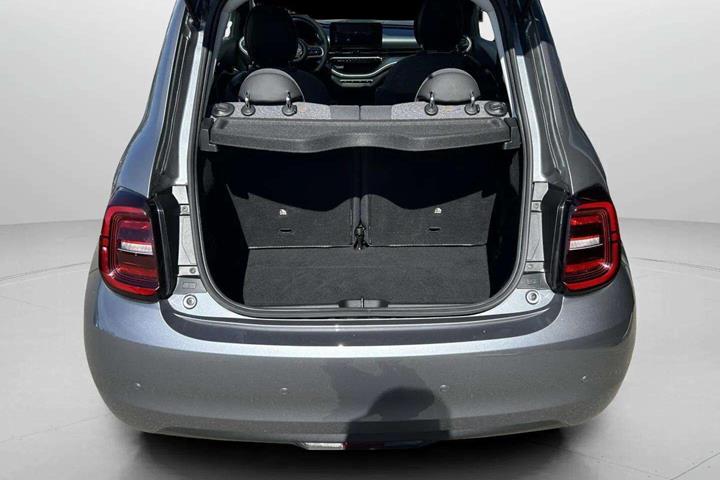 Grå Fiat 500e fra 2023