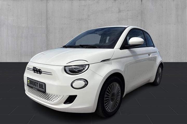 Hvid Fiat 500e fra 2023 set udefra