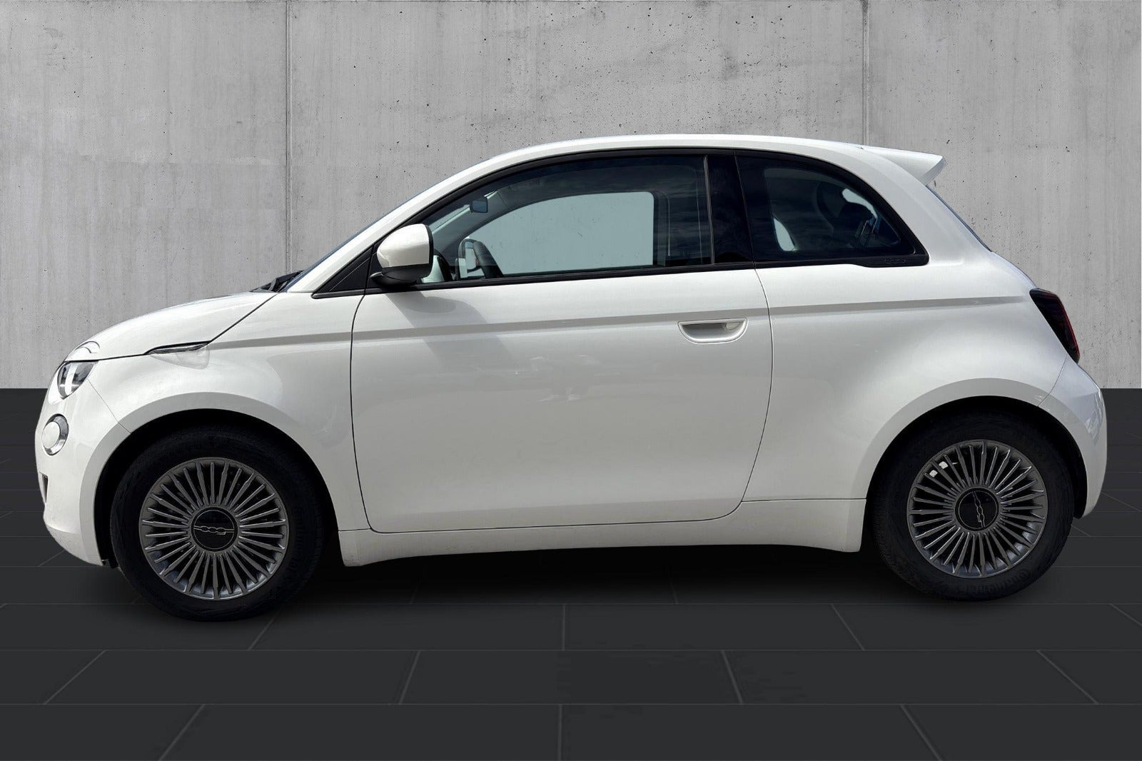 Hvid Fiat 500e fra 2023
