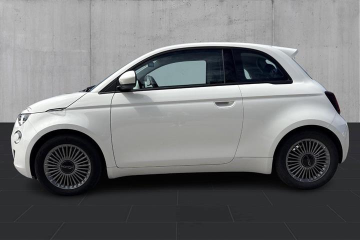 Hvid Fiat 500e fra 2023