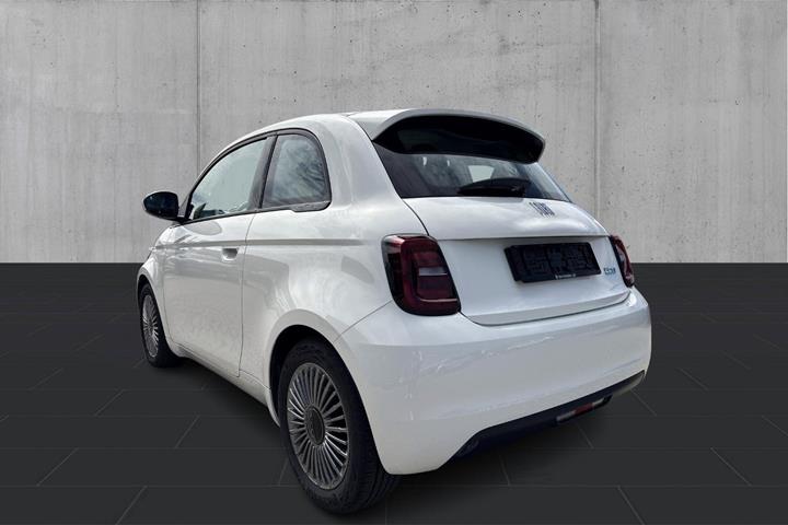 Hvid Fiat 500e fra 2023