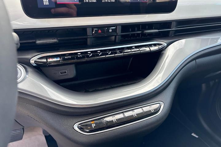 Hvid Fiat 500e fra 2023