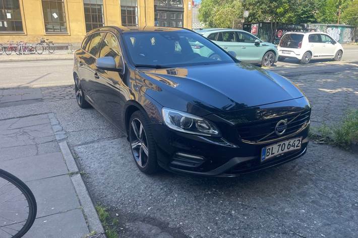 Grå Volvo V60 fra 2017