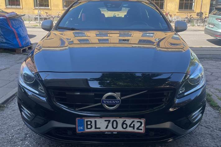 Grå Volvo V60 fra 2017