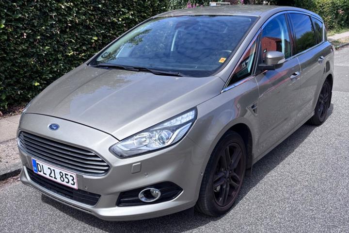 Orange Ford S-MAX fra 2015 set udefra