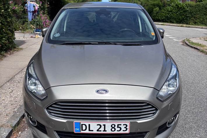 Orange Ford S-MAX fra 2015