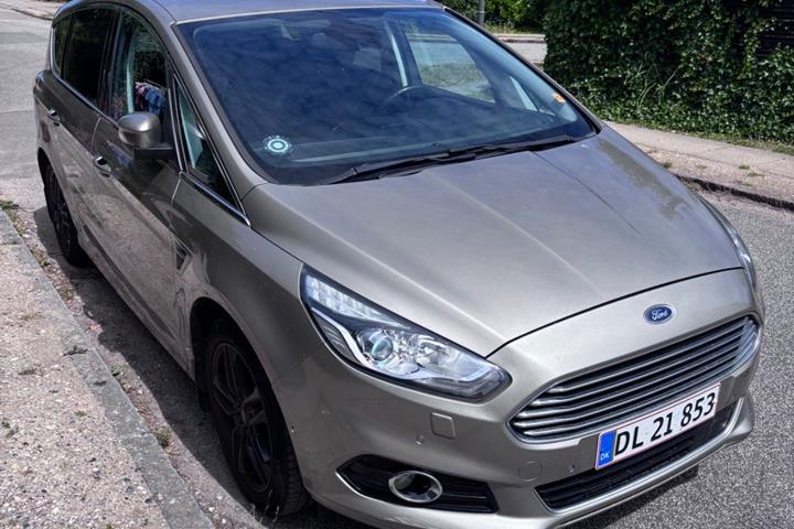 Orange Ford S-MAX fra 2015