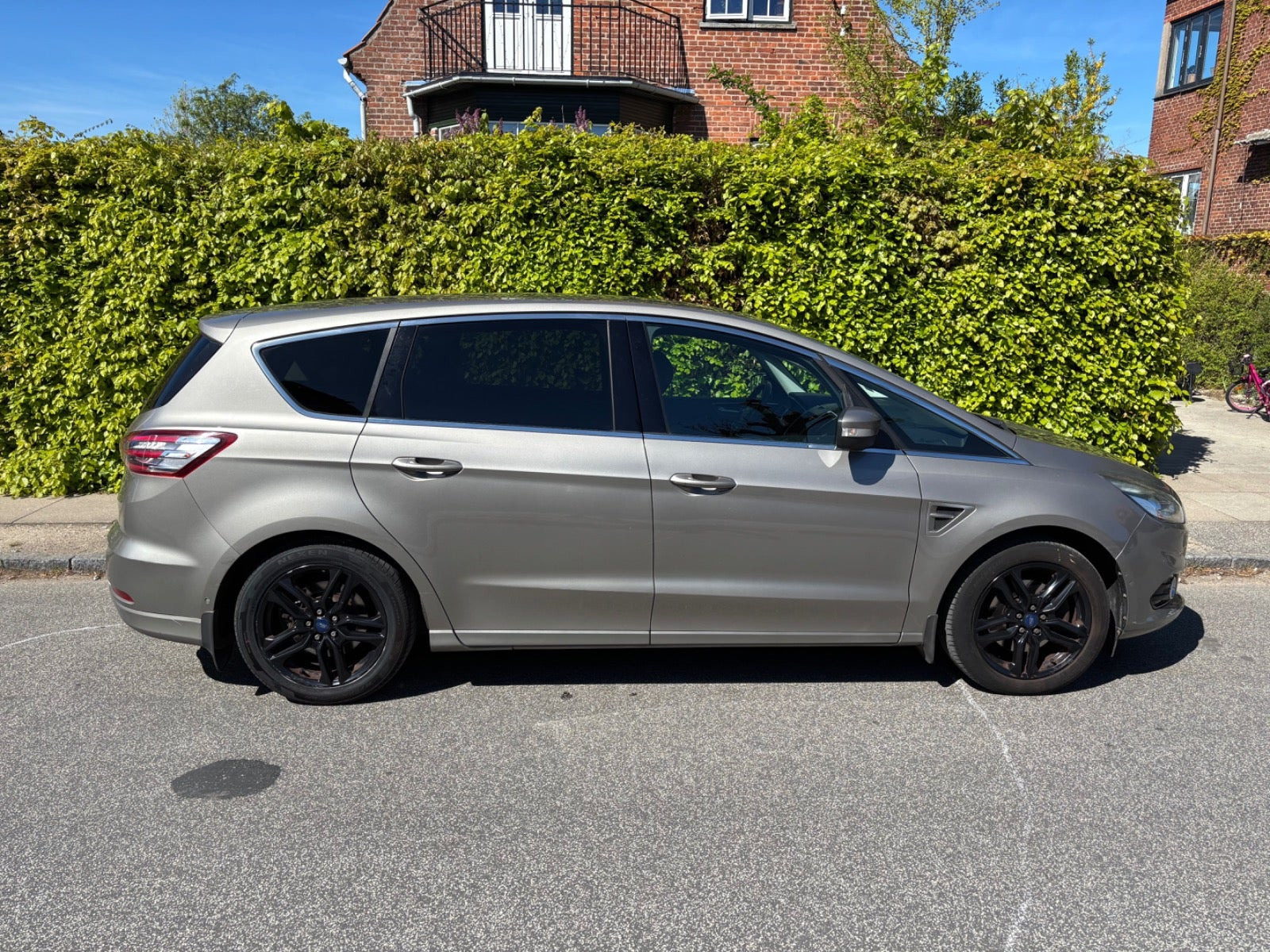 Orange Ford S-MAX fra 2015