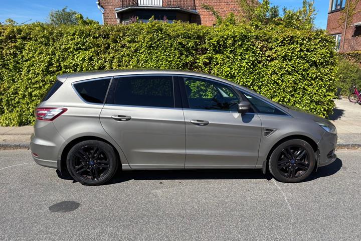 Orange Ford S-MAX fra 2015