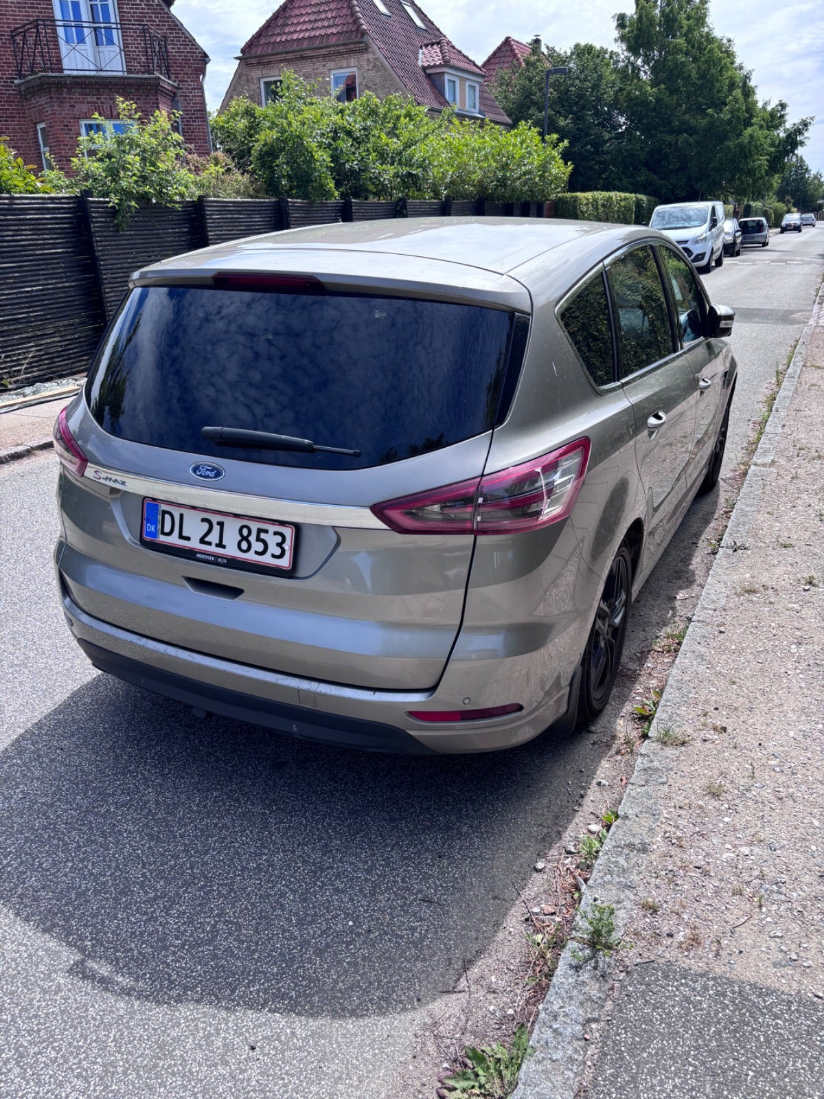 Orange Ford S-MAX fra 2015