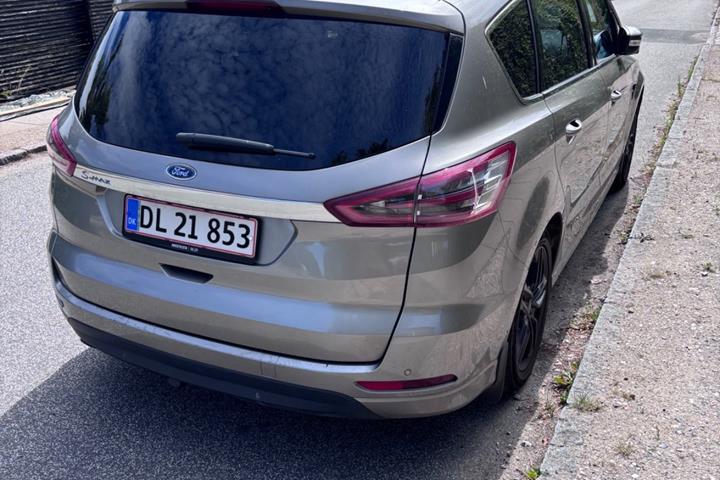 Orange Ford S-MAX fra 2015