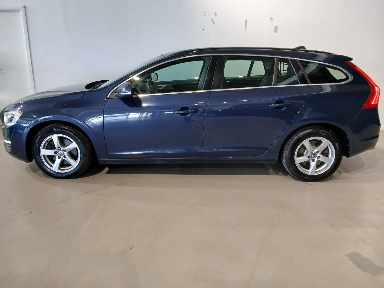 Blå Volvo V60 fra 2015