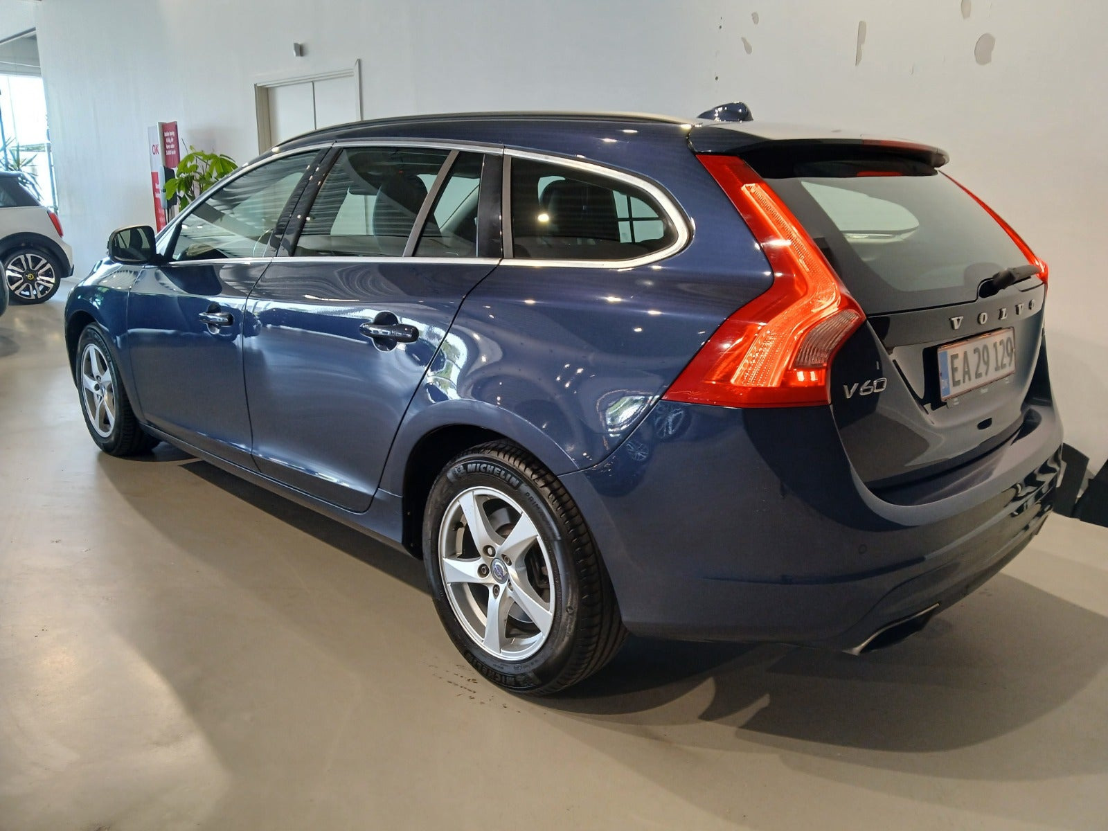 Blå Volvo V60 fra 2015