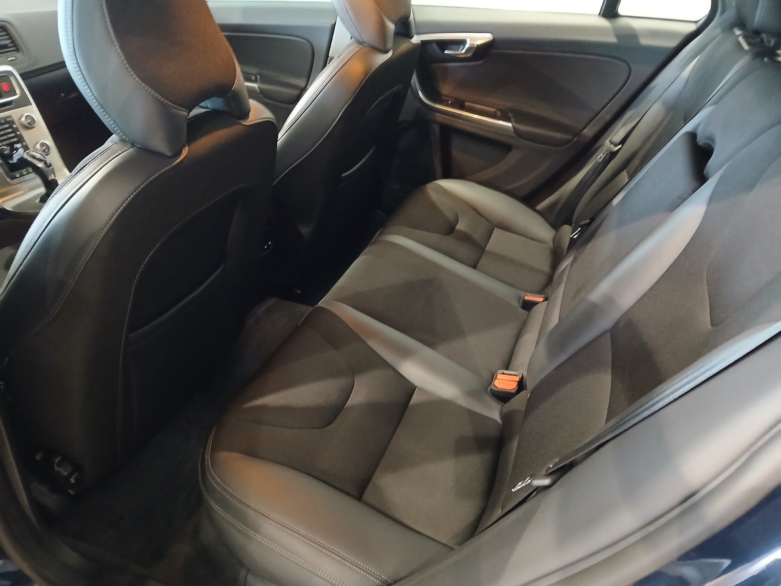 Blå Volvo V60 fra 2015