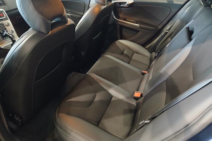Blå Volvo V60 fra 2015