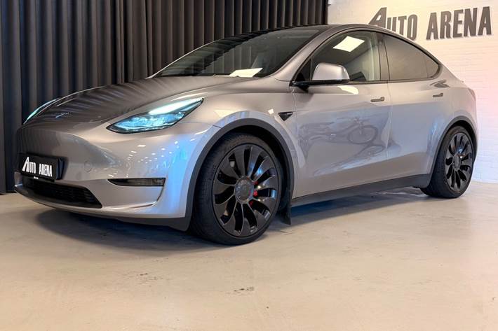 Sølv Tesla Model Y fra 2023